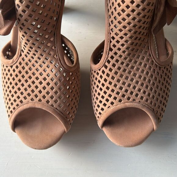 Women's Perforated Leather Platform Peep-Toe Heeled Sandals - Tan EUC Size 9M - Picture 8 of 16